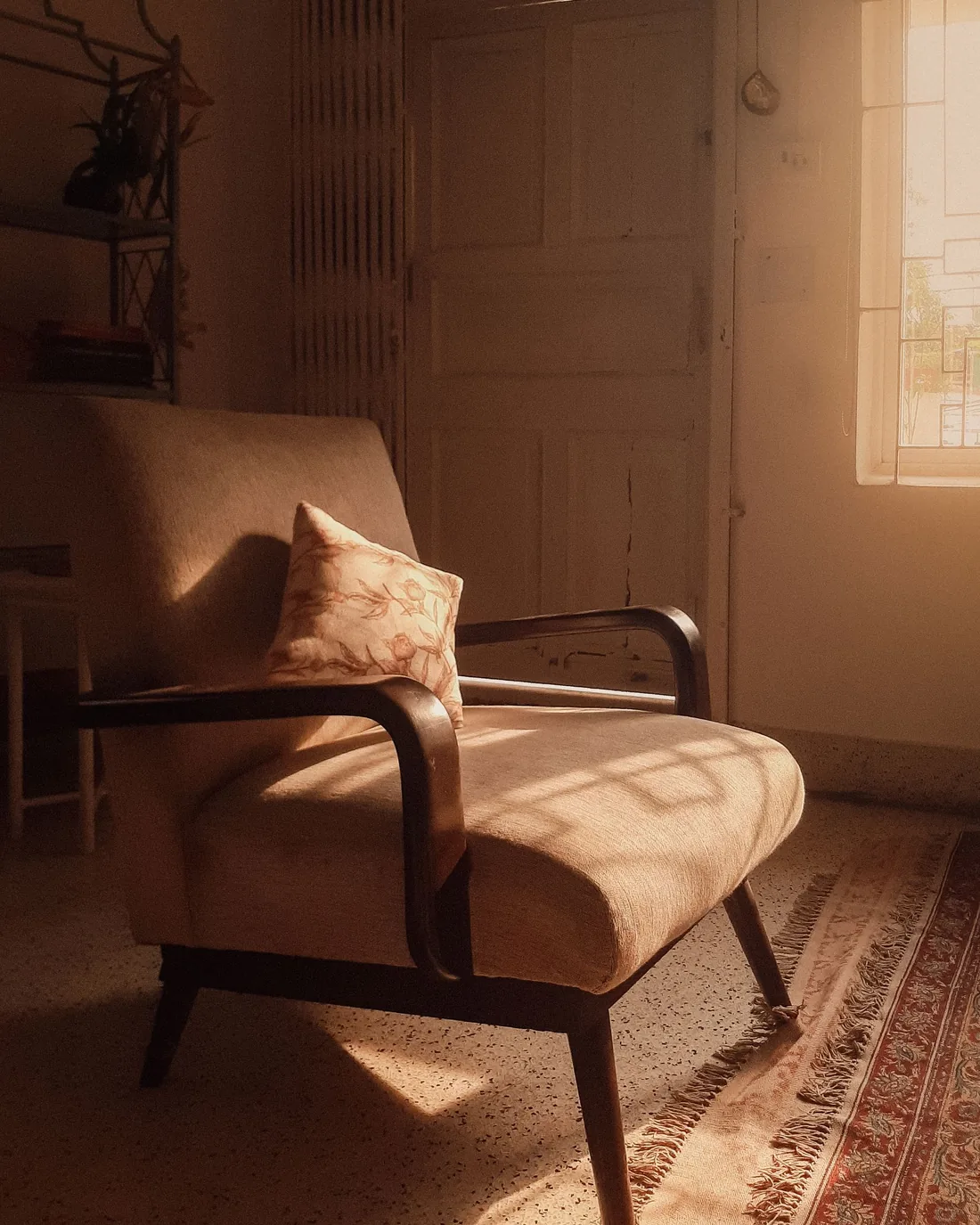 Un fauteuil dans une pièce baignée de lumière douce